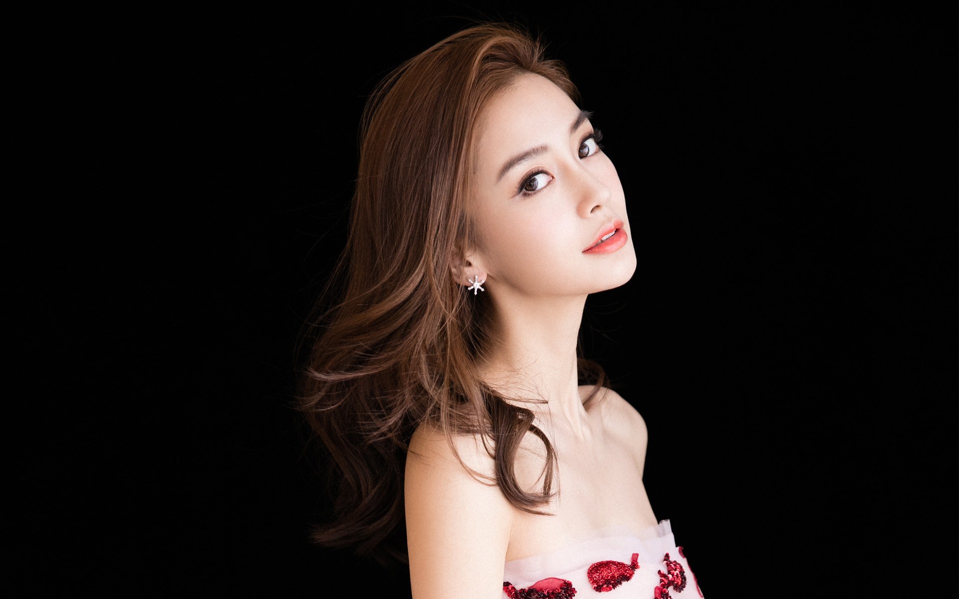 九游娱乐-意外田径运动员抵达延误错过检录，运动员失误瞬间